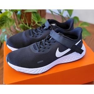 *NIB* MEN'S Nike Revolution 5 Flyease Running Shoes